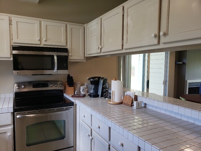 Building Photo - Beautiful Fully Furnished Condo