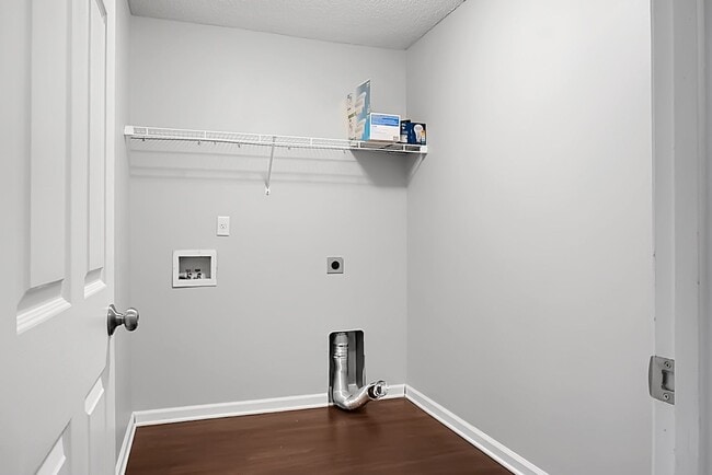 Building Photo - MOVE IN SPECIAL - 50% off First Month's Re...