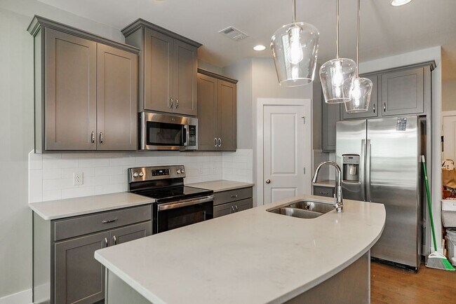 Building Photo - Townhome Available Now in the Towns of Aub...