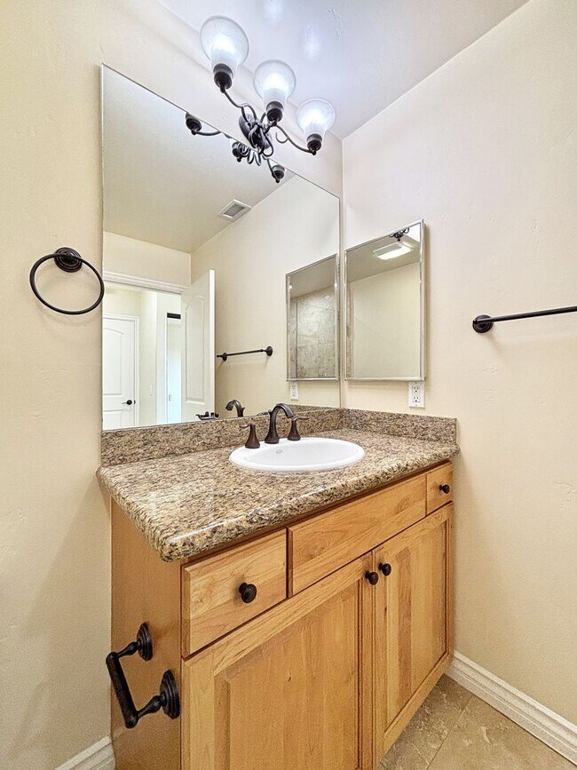 Building Photo - Stunning 4BD/3.5BA Townhouse in Pacific Be...