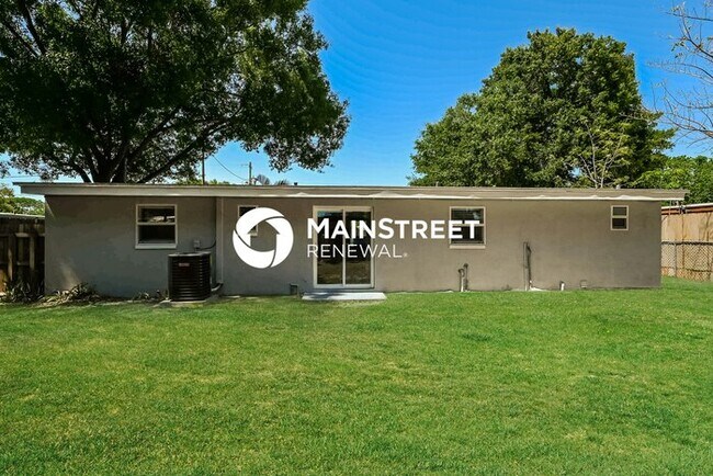 Building Photo - 3 Bedroom Pet-Friendly Home in Tampa, FL with Main Street Renewal