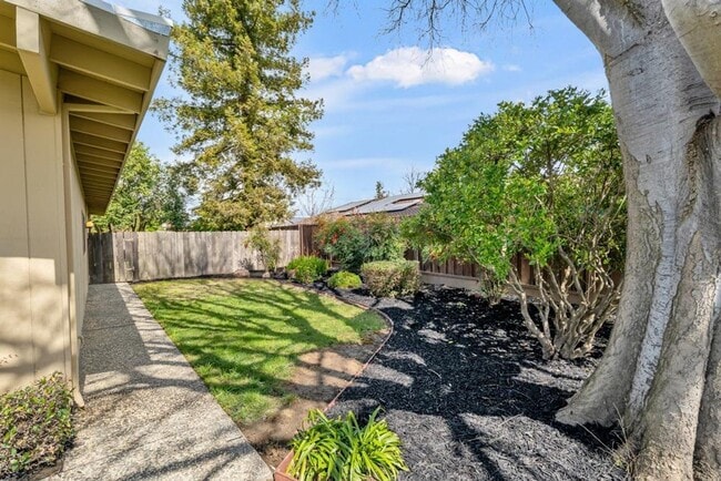 Building Photo - Affordable 2bed/2bath in South Woodland