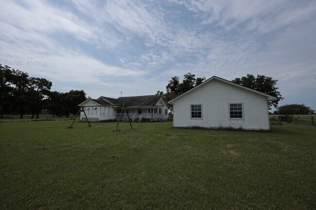 Building Photo - 2389 CR 158