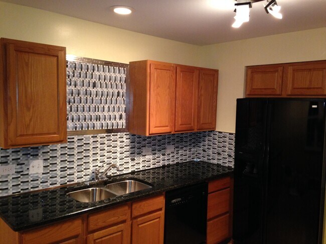 Building Photo - 2039 Tamahawk Ln
