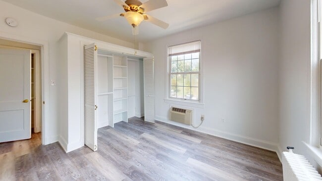 Building Photo - Top Floor Recently Updated MacArthur Blvd One Bedroom W/Parking Included