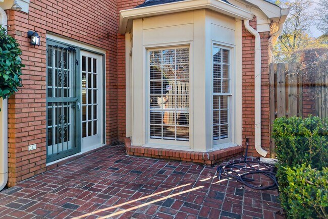 Building Photo - Vestavia Hills - cute and ready to move in NOW!