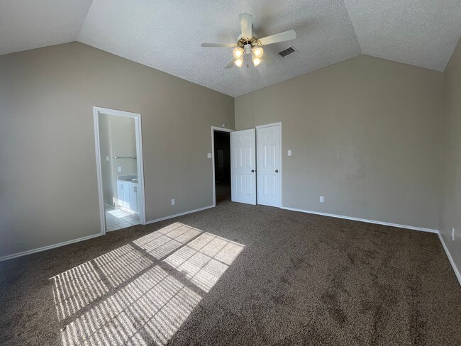 Building Photo - AVAILABLE NOW 3 Bedroom 2 Bath Home in For...