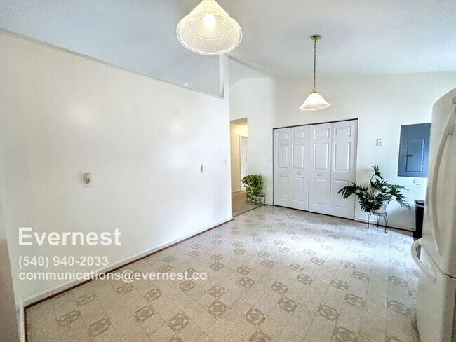 Building Photo - 3-Bedroom, 2-Bathroom Home in Convenient L...