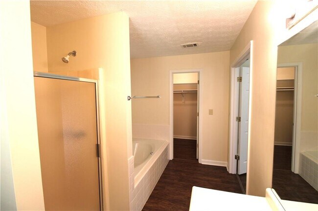 Building Photo - 2320 Ridgedale Dr SW