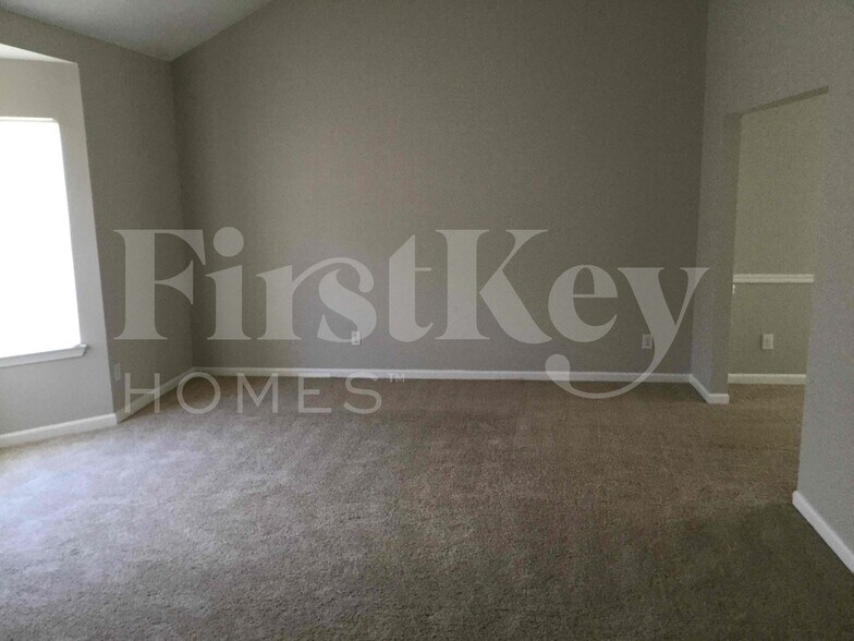 Building Photo - 5243 Round Table Dr