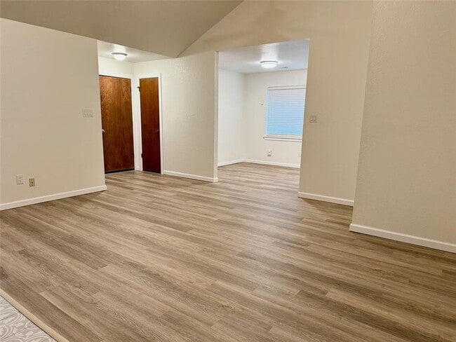 Building Photo - Super cute 2/2/2!
