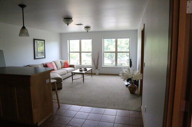 Building Photo - 315 E Main St