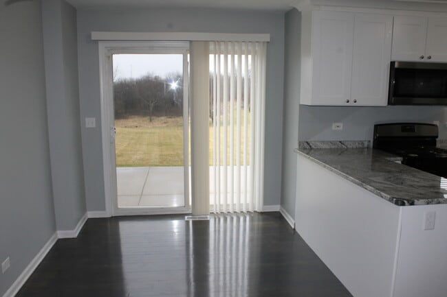 Building Photo - 1253 E Essex Ct