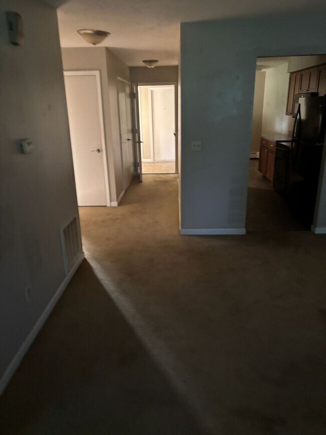 Building Photo - Gorgeous 2-Bedroom Apartment with Garage in a Quiet Neighborhood