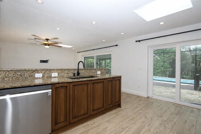 Building Photo - 411 Valencia Cir