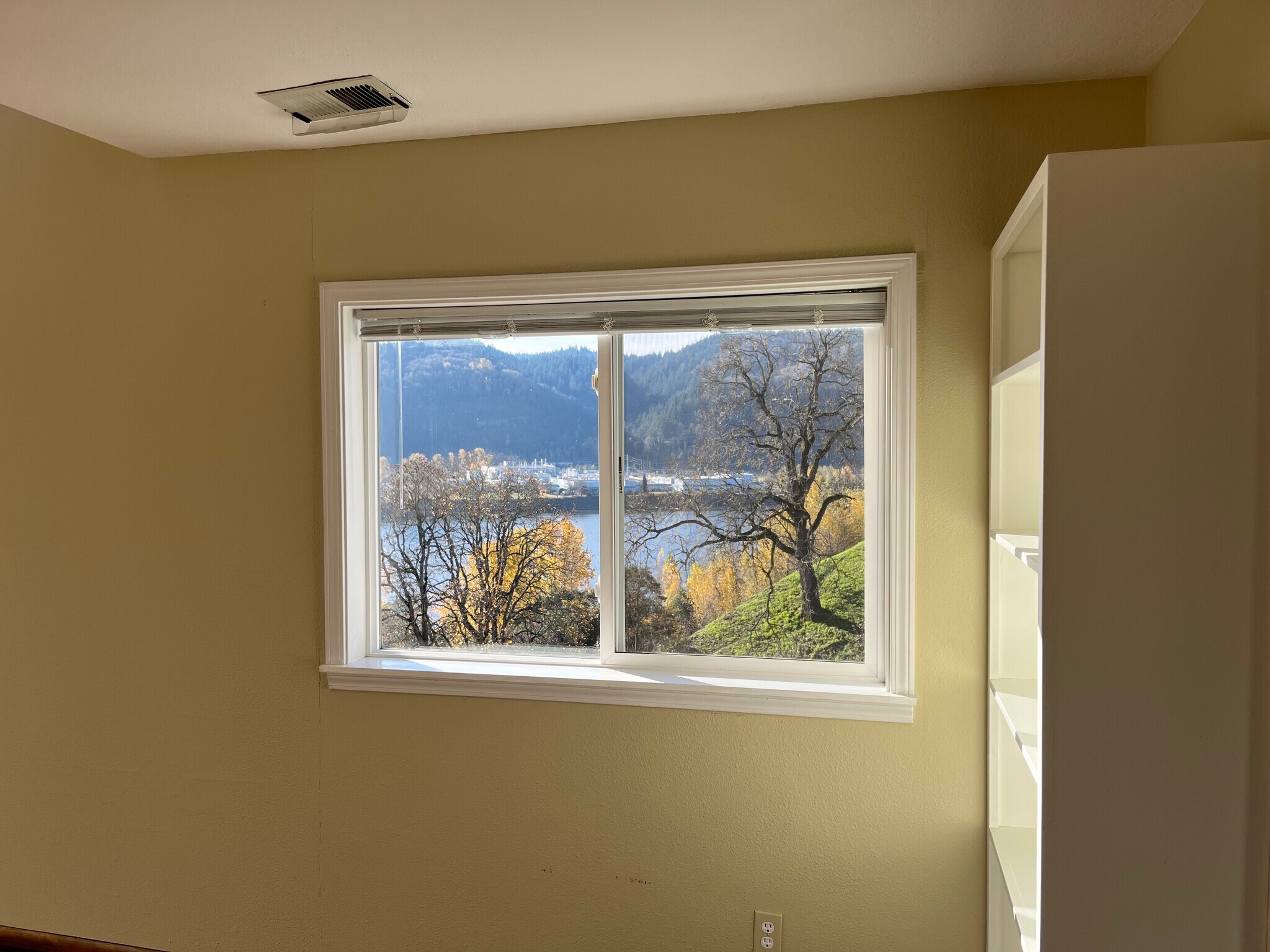 Window in dining area - 7511 N Edgewater Ave