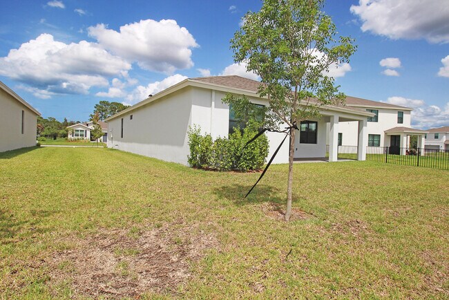 Building Photo - 5929 SE Sky Blue Cir