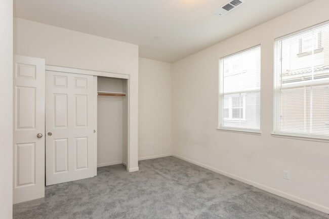 Building Photo - 131 Burbank St