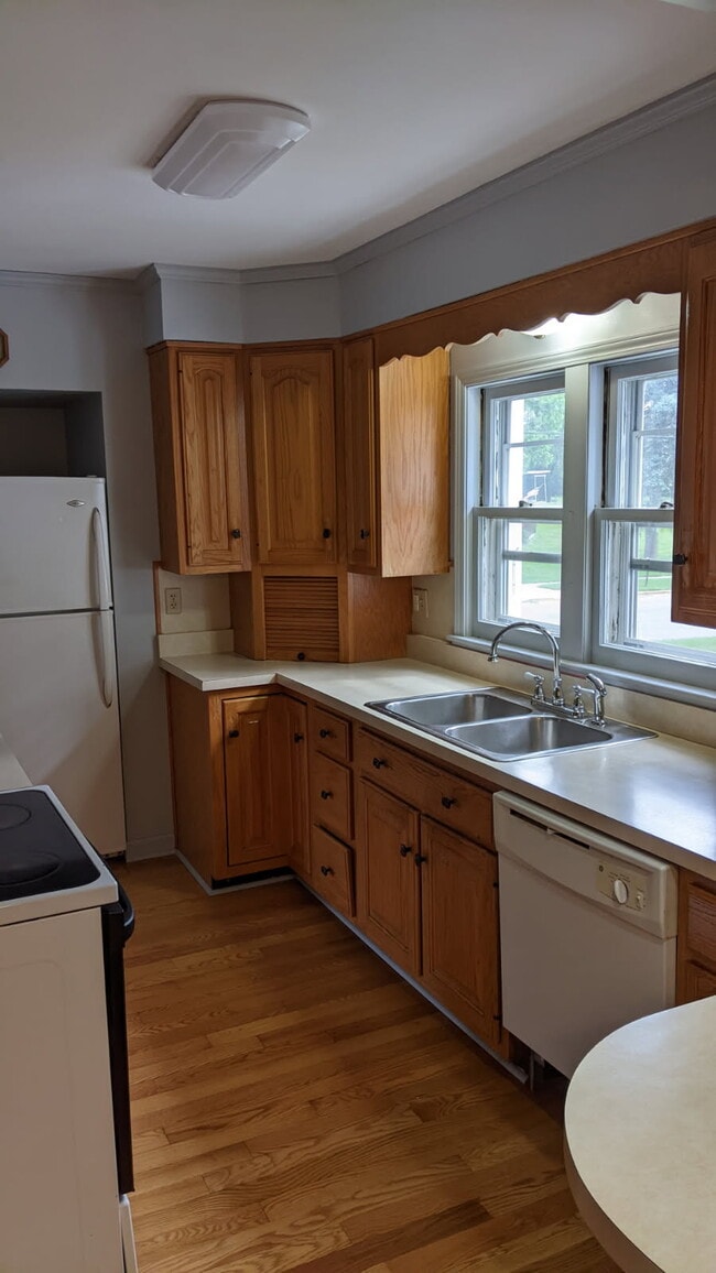 Building Photo - 578 Budlong St