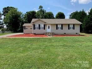 Building Photo - Move-In Ready 3BR/2BA with New Appliances ...