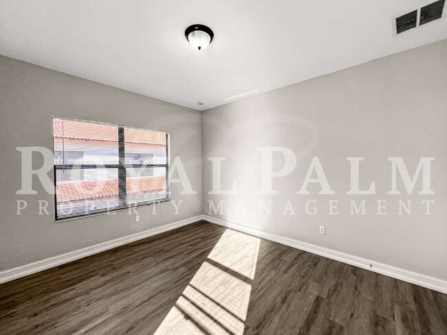 Building Photo - Big on Space, Smart on Layout — 3 bedroom 2.5 bath corner END UNIT pet-friendly townhouse!