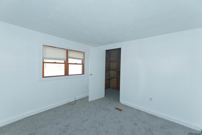 Building Photo - 844 Burden Lake Rd