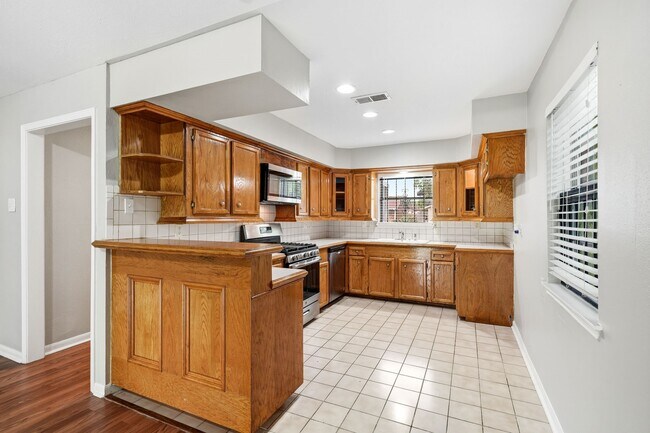 Building Photo - 12903 Claygate Dr