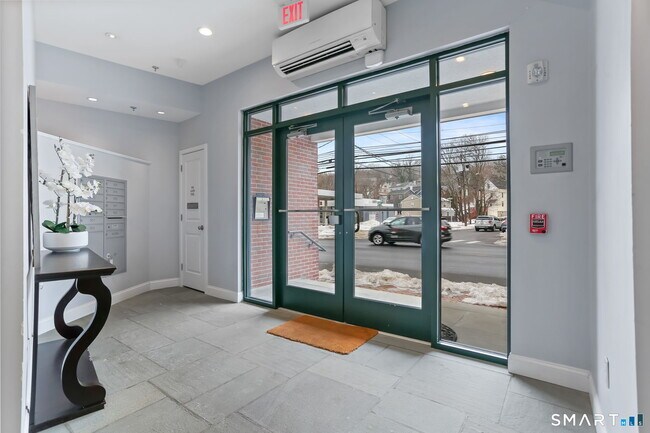 Building Photo - 947 Hope St