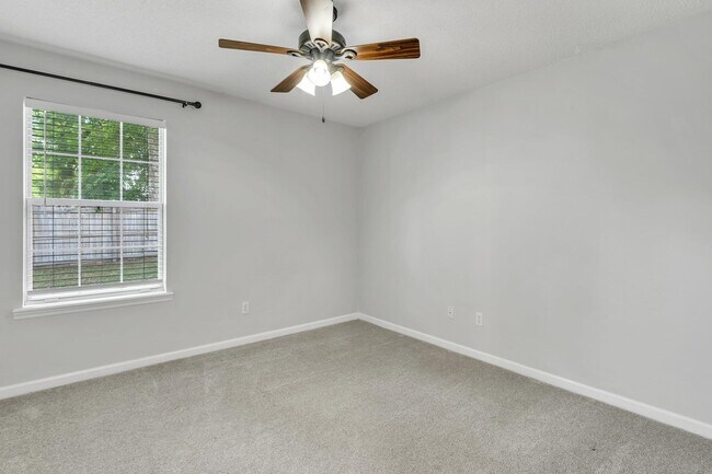 Building Photo - 2025 Ascot Way