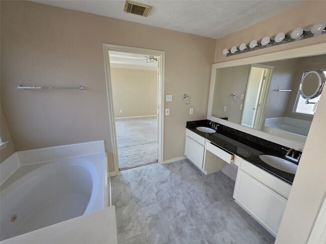 Building Photo - 4815 Knights Branch Dr