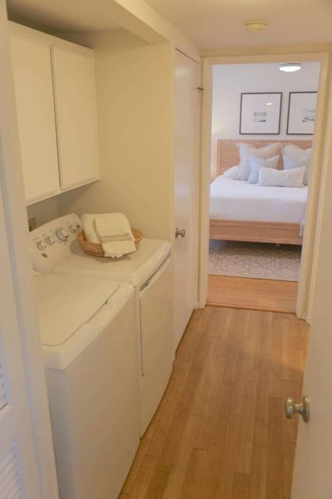 Building Photo - 3 bdrm 2 bath Townhome