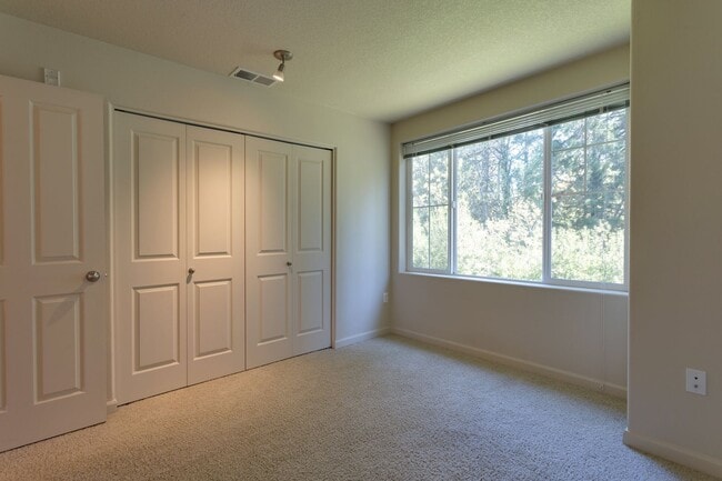 Building Photo - Beautiful Townhouse Available in Cedar Mill!