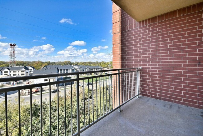Building Photo - Bright & Spacious Condo in Great Location!