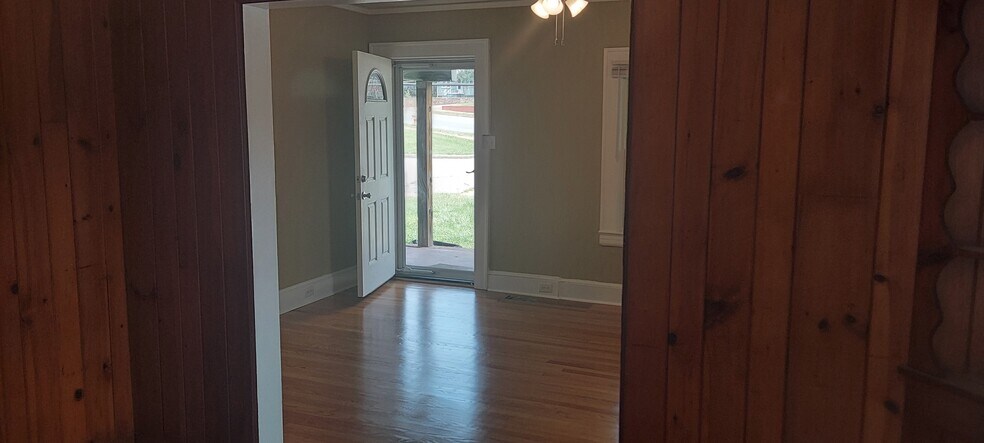 Front living room - 2916 Woodleigh St