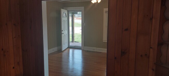 Front living room - 2916 Woodleigh St