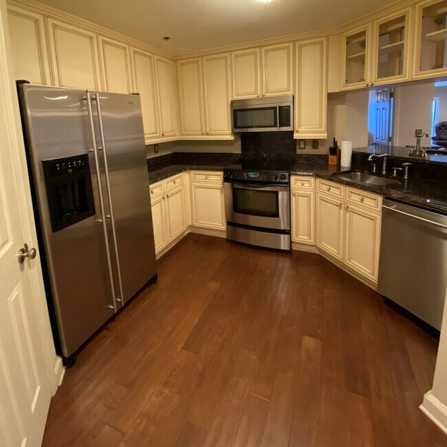 Kitchen - 145 E Magnolia Ave
