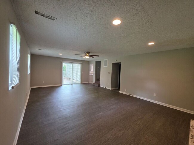 Building Photo - Spacious 4 Bed / 2.5 Bath Home with 2 Living Areas