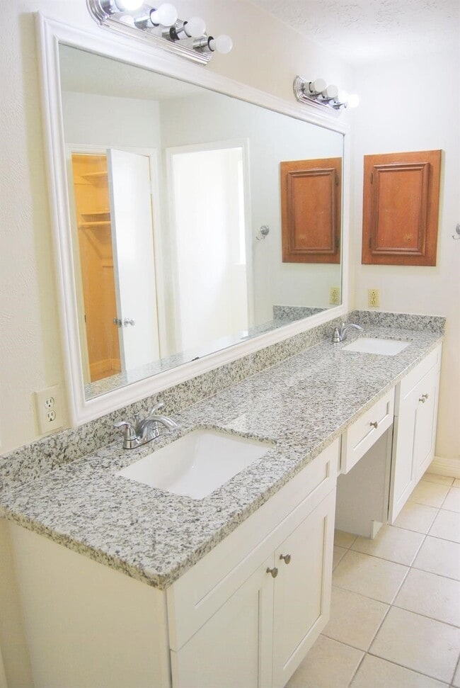 Building Photo - 2127 Woodland Springs St