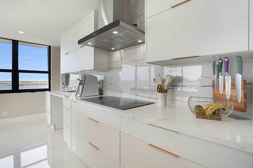 Building Photo - 5480 N Ocean Dr