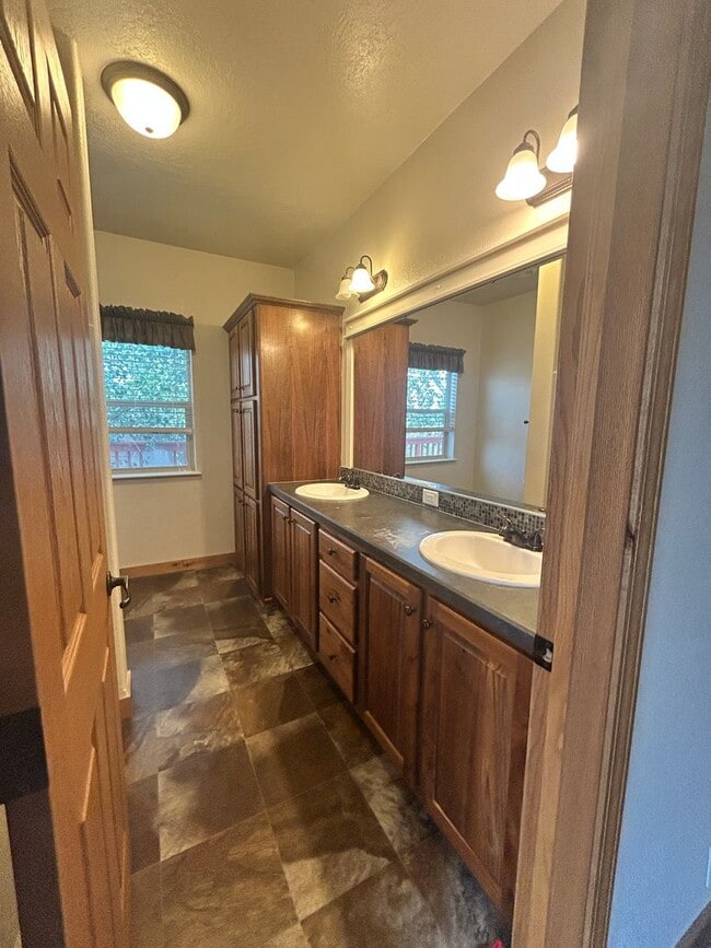 Building Photo - 3 Bed, 2 Bath Home on 5 Acres – Florence, ...