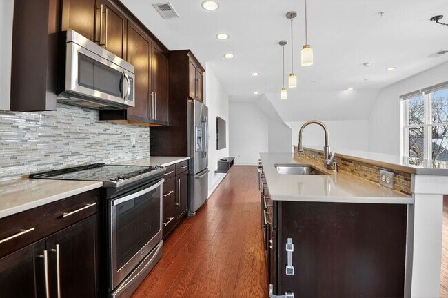 Building Photo - 1107 S Walter Reed Dr