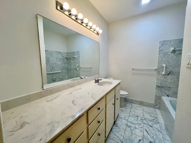 Building Photo - 2/1 Alamo Heights Condo ~ Freshly Remodele...
