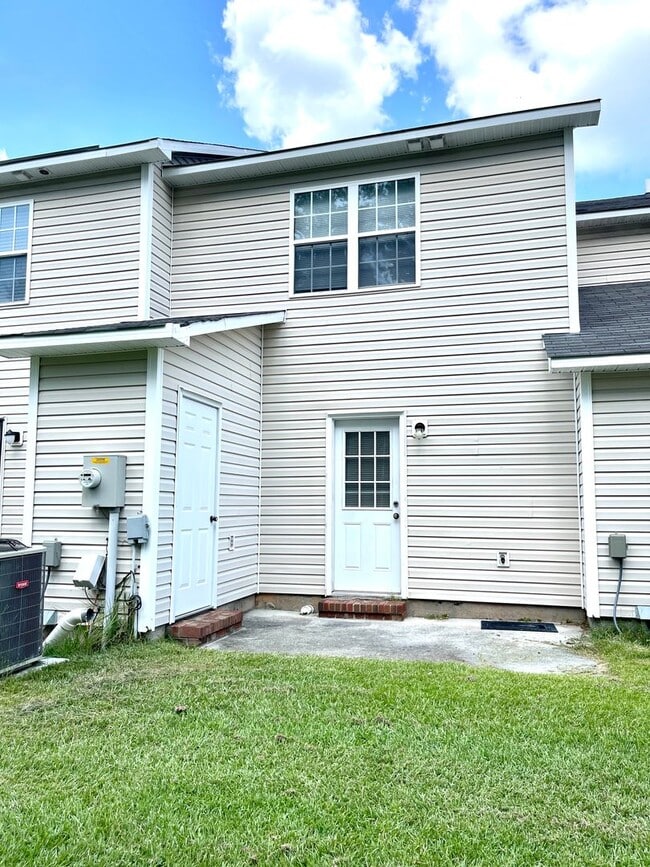 Building Photo - Minutes to Camp Lejeune! Pets with Owner Approval!