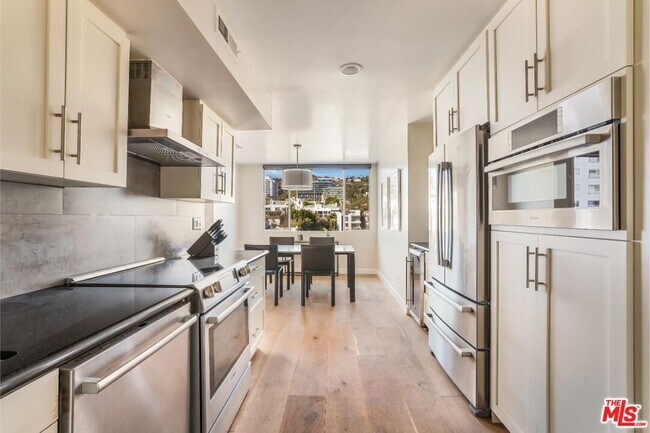 Building Photo - 818 N Doheny Dr