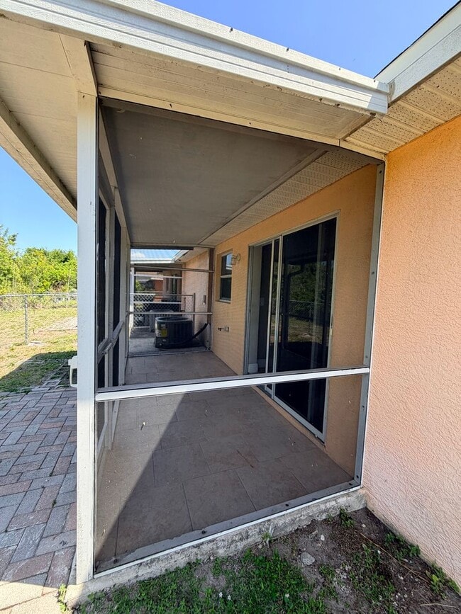 Building Photo - 3 Bedroom 2 Bath Duplex