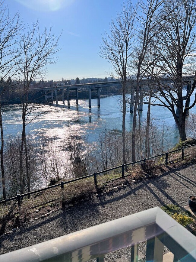Building Photo - Townhome in Bremerton with beautiful view.