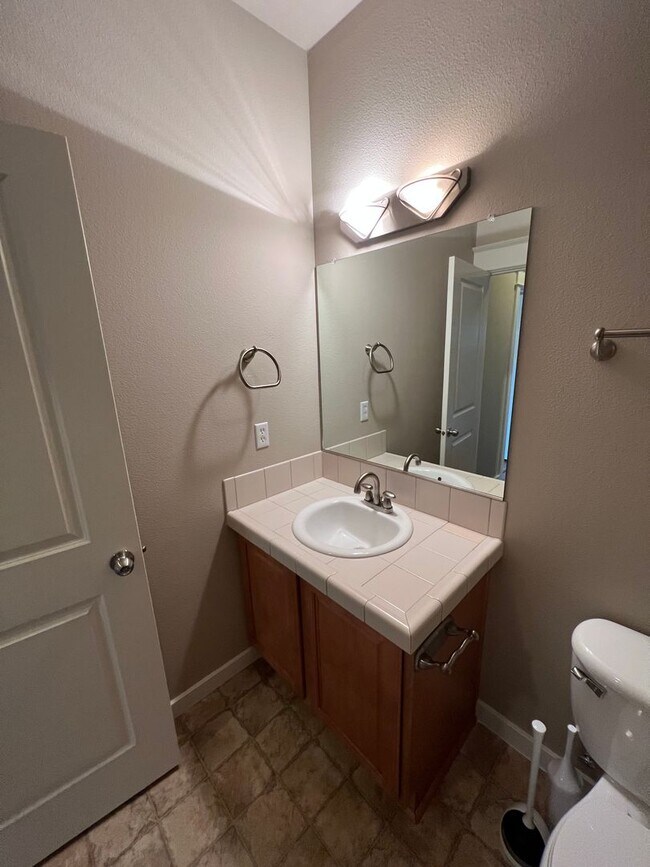 Building Photo - 3+ -Bedroom 3-Bathroom West Eugene Stunner!