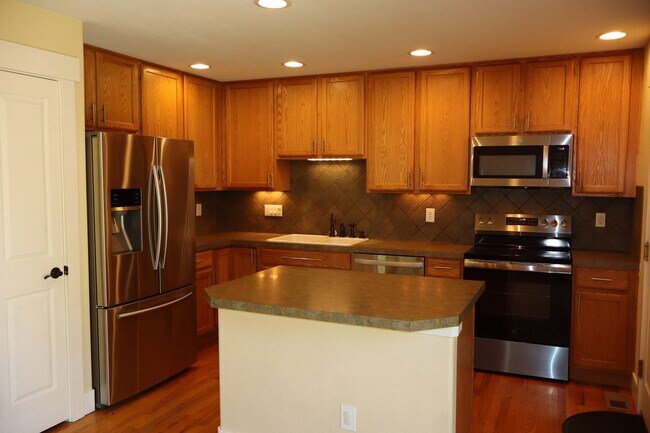 Building Photo - Stunning Modern Five Bedroom Home in Loveland