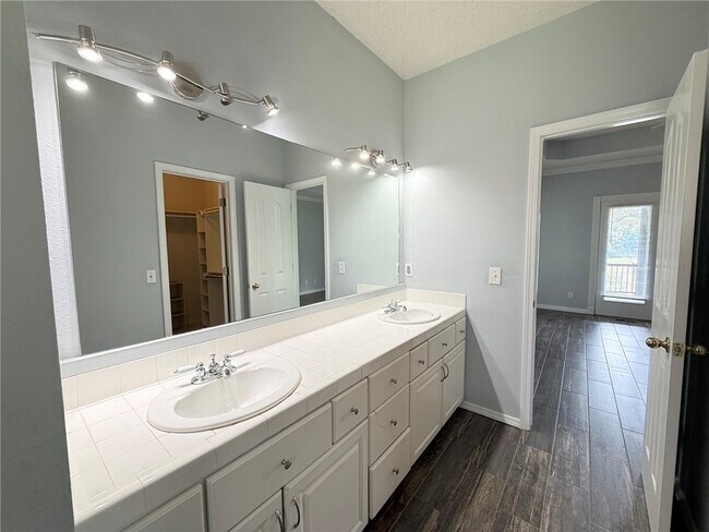 Building Photo - 18033 Broadview Dr