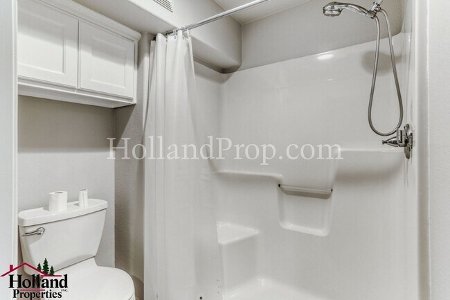 Building Photo - Beautiful 3-Level Hillsboro Townhouse in Quiet Cul-de-sac!